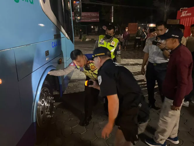 
					Pastikan Kelayakan Bus Study Tour, Polres Metro Depok Lakukan Ramp Check