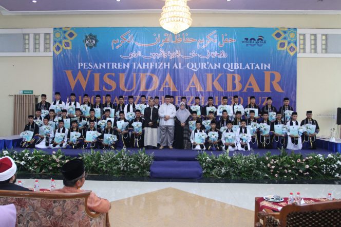 
					Pesantren Tahfizh Al-Qur’an Qiblatain  Lakukan Wisuda Akbar 100 Hafizh Hafizhah