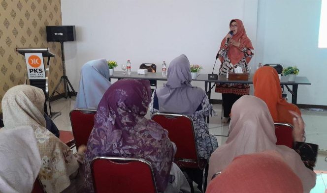 
					Iin Nur Fatinah Hadiri Launching Sekolah Pembinaan Perempuan PKS