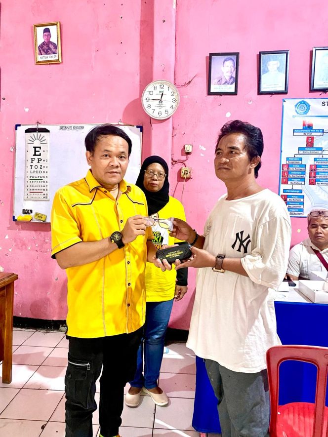 
					Baksos Bang Zaki, Ormas MKGR Jaktim Berbagi Kacamata