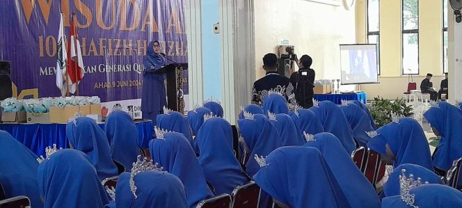 
					Hadiri Wisuda Tahfidz PPTAQ Qiblatain Depok, Iin Nur Fatinah Ingatkan Pentingnya Dekat dengan Al Quran