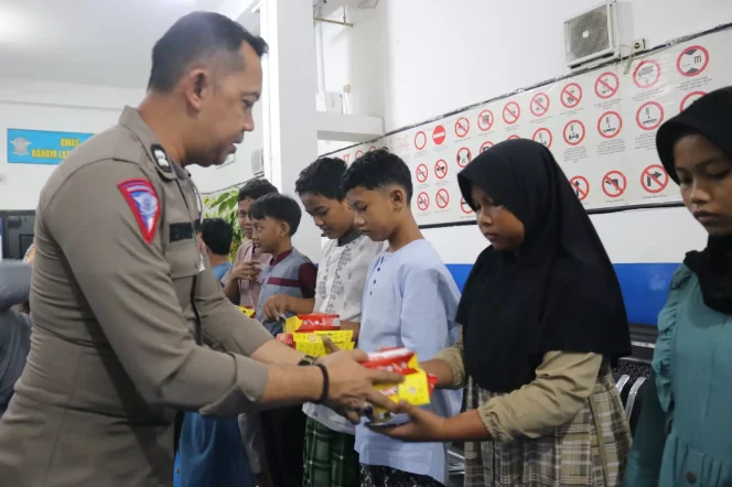 
					Sat Lantas Polres Metro Depok Santuni Puluhan Anak Yatim Piatu