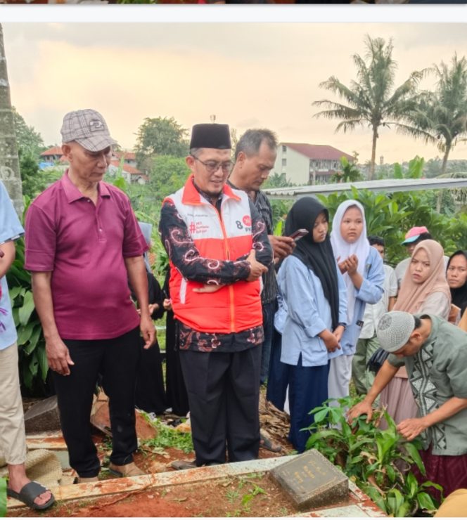 
					Ustad Imam Musanto saat menghadiri pemakaman almarhum