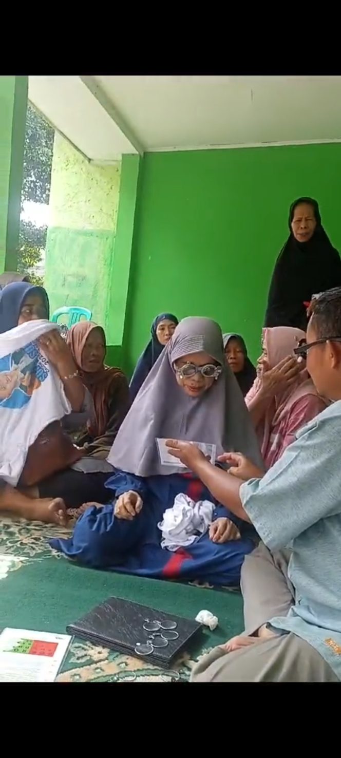 
					Relawan BASIS 24 Bagikan Kacamata Baca Gratis di Sawangan, Antusiasme Warga Membeludak