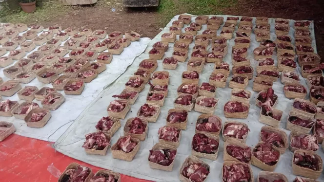 
					Konsisten Manfaatkan Bahan Daur Ulang, Warga RW 07 Ratujaya Bagikan Daging Kurban Pakai Daun Labu