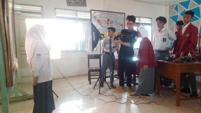 
					Para Siswa MA Nurul Huda Depok, Cimanggis, Depok, Jawa Barat mendapatkan pelatihan Fotografi oleh Tim Abdimas Fakultas Ilmu Komunikasi Universitas Gunadarma pada 3 Juni 2024