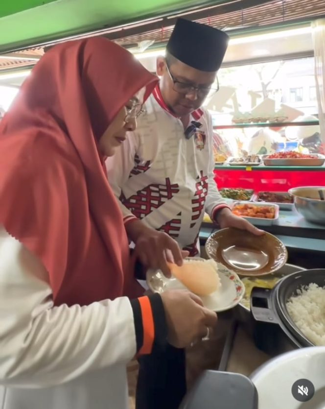 
					Pasangan Calon Walikota Depok Makan Siang di Warteg Usai Mendaftar ke KPU