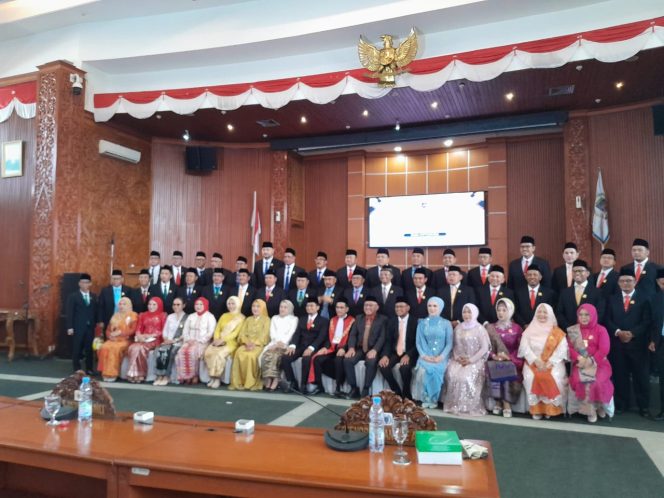 
					50 Anggota Dewan Diambil sumpahnya Dalam Rapat Paripurna di Gedung DPRD Kota Depok Depok