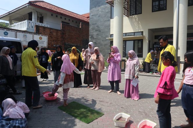 
					UI Rangkul Anak dan Orangtua dalam Kegiatan Stimulasi Sensorimotor di Pondok Cina, Depok