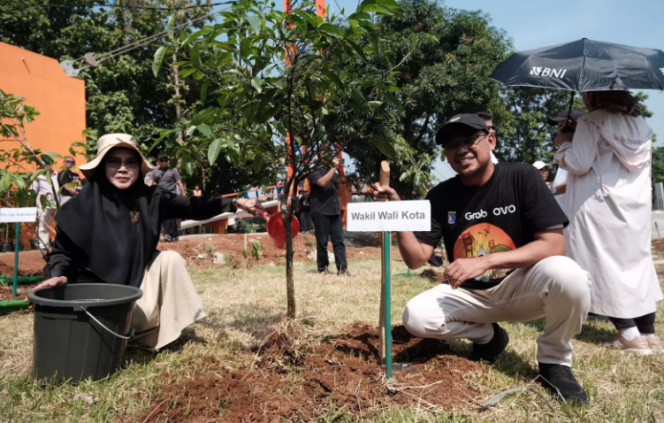 
					Wakil Wali Kota Depok, Imam Budi Hartono bersama istri, Etty Maryati Salim saat menanam pohon di Taman Albar Kota Depok, Kamis (19/09/24). (Foto: JD01/Diskominfo Depok)