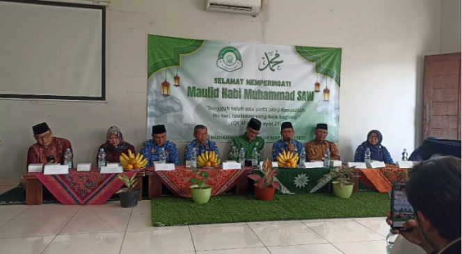 
					Wakil Wali Kota Depok, Imam Budi Hartono (ketiga dari kiri) saat memberi sambutan pada peringatan Maulid Nabi SAW di SDTQ Muhammadiyah Al Khawarizmi, Kelurahan Pangkalan Jati Baru, Kecamatan Cinere, Selasa (17/09/24) pagi. (Foto: Diskominfo Depok)