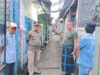 Anggota DPRD Kota Depok Imam Musanto meninjau salah satu titik pembangunan dari pokok pikiran dewan