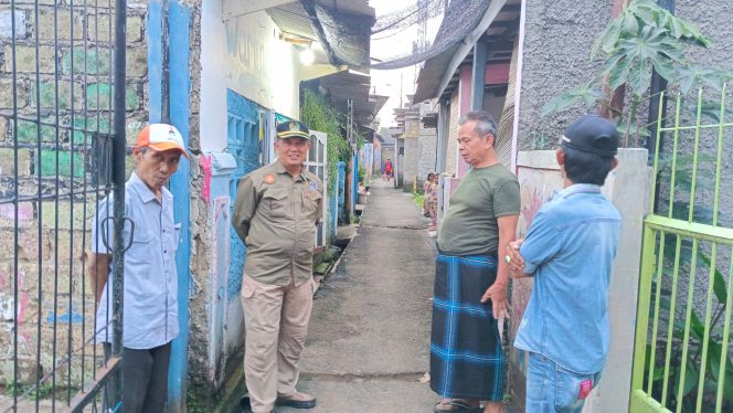 
					Anggota DPRD Kota Depok Imam Musanto meninjau salah satu titik pembangunan dari pokok pikiran dewan