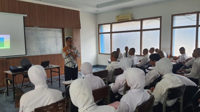 
					Selamat Hari Guru, Meskipun Sudah Menjadi Wakil Rakyat, H.Imam Musanto Tetap Mengajar