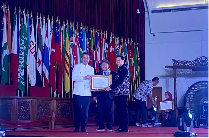 
					Kepala Diskominfo Kota Depok Manto (kanan) saat menerima penghargaan Badan Publik Kategori Pemerintah Kabupaten/Kota Informatif dalam Ajang Anugerah Keterbukaan Informasi Publik Tingkat Jawa Barat (Jabar) Tahun 2024 yang diserahkan oleh Pj Gubernur Jabar, Bey Machmudin (kiri) di Gedung Merdeka, Bandung, Kamis (14/11/24). (Foto: JD 01/Diskominfo Depok).