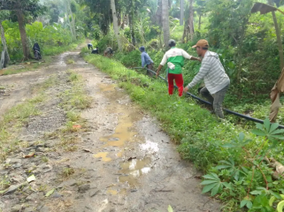 Pemasangan pipa air bersih bantuan dari PT Tirta Asasta untuk korban bencana di Kampung Cisayar, Desa Mekarsari, Kecamatan Nyalindung, Kabupaten Sukabumi. (Foto PT Tirta Asasta)