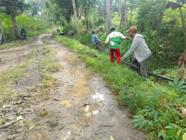 Pemasangan pipa air bersih bantuan dari PT Tirta Asasta untuk korban bencana di Kampung Cisayar, Desa Mekarsari, Kecamatan Nyalindung, Kabupaten Sukabumi. (Foto PT Tirta Asasta)