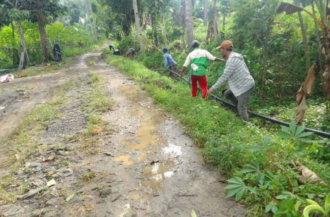 
					Pemasangan pipa air bersih bantuan dari PT Tirta Asasta untuk korban bencana di Kampung Cisayar, Desa Mekarsari, Kecamatan Nyalindung, Kabupaten Sukabumi. (Foto PT Tirta Asasta)