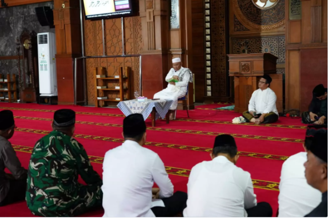 
					Wali Kota Depok Mohammad Idris memberikan tausiyah kepada ASN Dalam Taklim Bulanan ASN yang digelar di Masjid Balaikota Depok (29/11). (Foto: Diskominfo Depok).