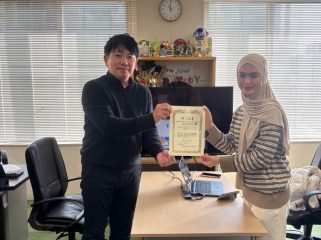 Pendiri j-Grab Yamada Akihiko dan Hiroyuki Yokokawa menyerahkan sertifikat penghargaan presentasi bisnis pada Adibah Humaira dan Shazia Althafunisa di kantor j-Grab di Tokyo, Jepang, pada Jumat 24 Januari 2025.