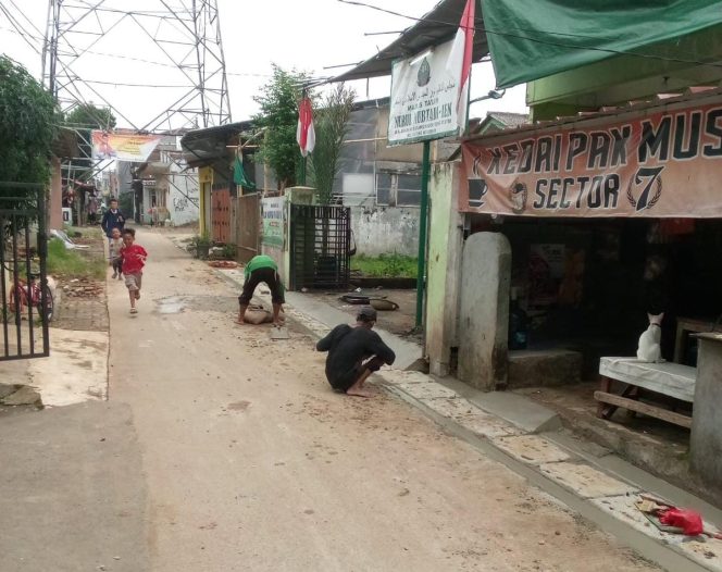 
					Anggota Dewan Fraksi PKS Habib Syarif Gasim Bangun Drainase di Jalan Lio Sawah Indah, Kelurahan Bojong Pondok Terong