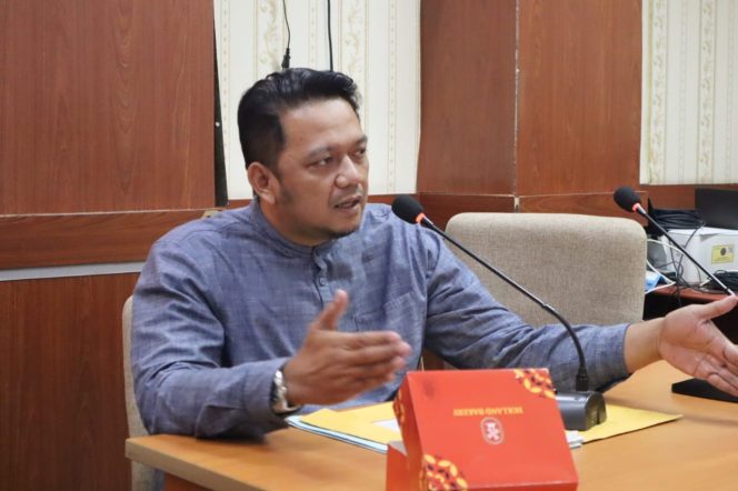 
					Henky, ST, M.Sos, kandidat doktor bidang Kebijakan Publik