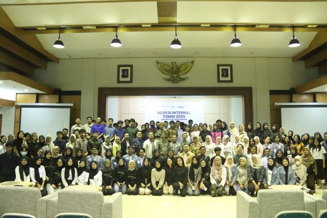 
					Foto bersama 35 tim mahasiswa yang mengikuti Seleksi Internal P2MW 2025