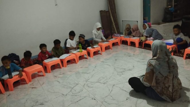 
					Keren, Warga Depok Ini Buka Bimbel Gratis di Rumah