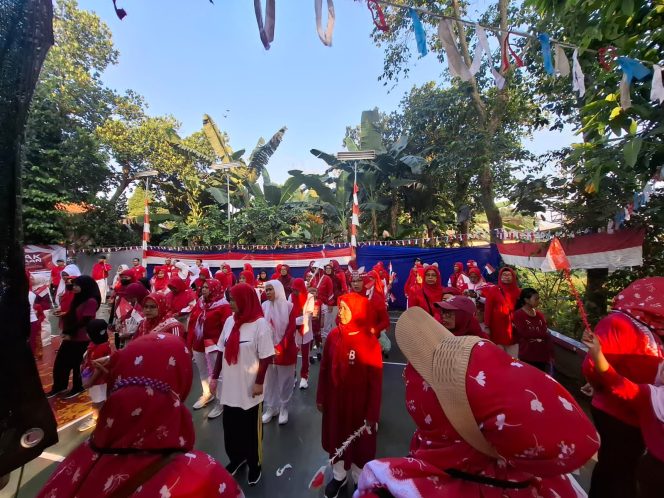 
					Warga RT 03/08 Rawageni Kelurahan Ratu Jaya Depok Jalan Sehat, Tasyakuran, dan 17 Lomba Meriahkan HUT RI