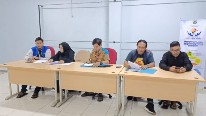 
					Jajaran SC Musda ke-X KNPI Kota Depok saat memeriksa berkas bacalon Ketua KNPI Kota Depok.