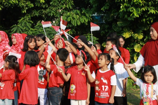 
					Pasukan upacara pengibaran bendera berasal dari anak-anak sekolah, remaja, dan mahasiswa yang tinggal di sekitar RW016 dan diwadahi oleh Karang Taruna RW016 Beji Depo