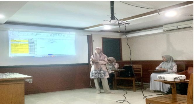 
					
Salah satu dosen Jurusan Akuntansi Politeknik Negeri Jakarta sedang menyampaikan materi pelatihan MS Excel kepada para peserta di Yayasan Alhikam, Depok, Jumat (11/7/2025)]