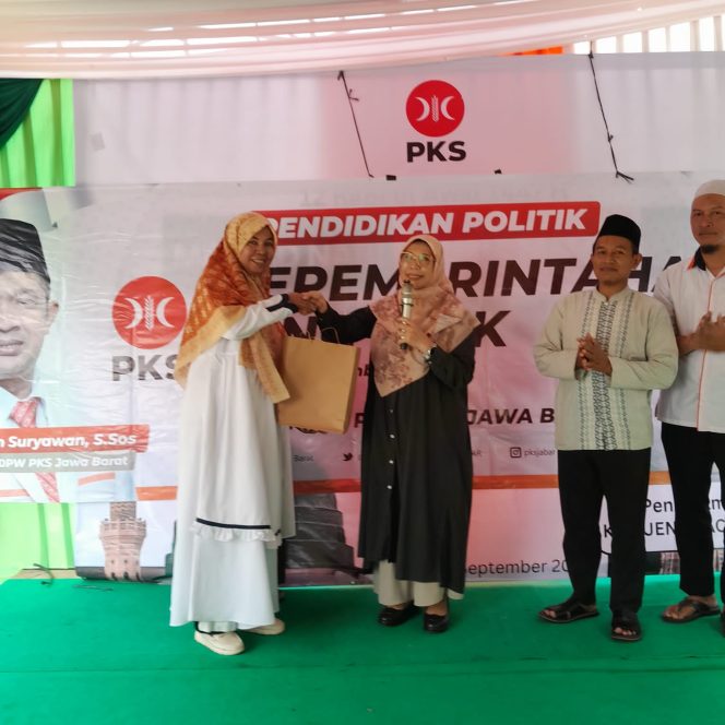 
					Bunda Elly Farida Resmikan Sekolah Ibu di RW 018 Cimpaeun Depok