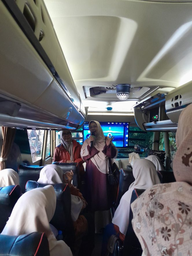 
					Hj. Iin Nur Fatinah Lepas Rombongan Komunitas Bank Sampah Menuju Taman Cibodas