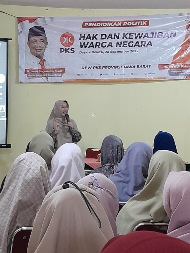 
					Hj. Iin Nur Fatinah Berikan Pendidikan Politik kepada Relawan dan Tokoh Masyarakat di Depok