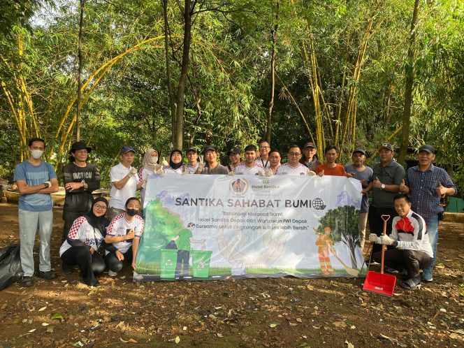 
					Bersama PWI Depok, Hotel Santika Gelar Santika Sahabat Bumi, Lakukan Aksi Bersih Sampah di Taman Leli