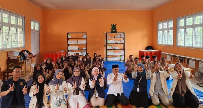 
					Tim Patriot UI dan GEN-A Latih Siswa SMA Woyla Barat Bantuan Hidup Dasar