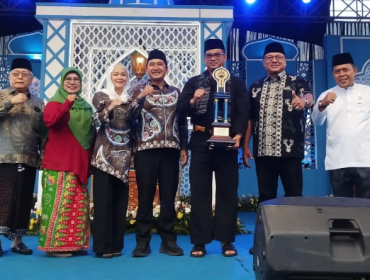 Camat Cipayung, M.Reza memegang Piala Bergilir kMTQH Kota Depok yang diserahkan oleh Wakil Wali Kota Depok, Chandra Rahmansyah, Kamis (13/11/25). (Foto: JD 01/Diskominfo)