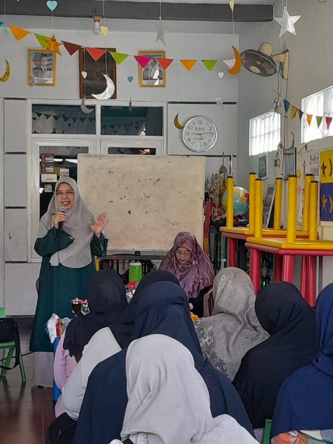 
					Hj. Iin Nur Fatinah, A.Md Tekankan Peran Orang Tua dalam Menumbuhkan Literasi dan Numerasi Dini