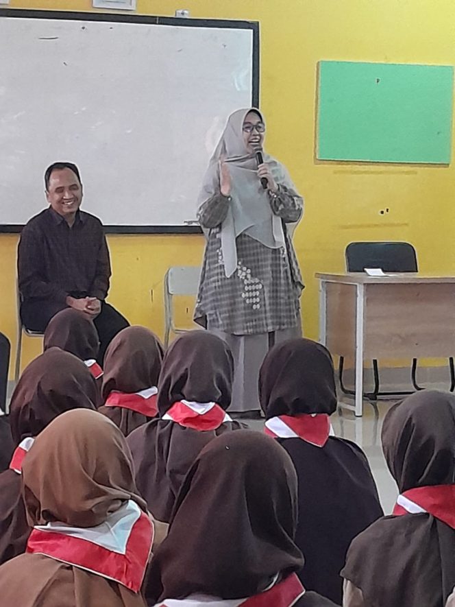 
					Hj. Iin Nur Fatinah Berikan Edukasi Demokrasi kepada Pelajar SMAIT Ruhama Depok