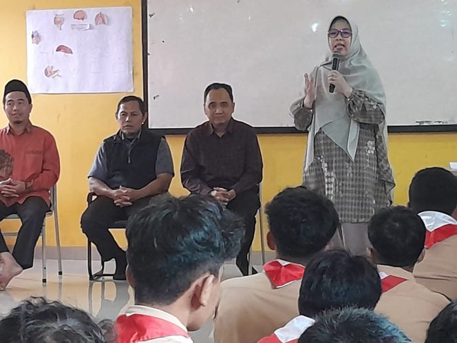 
					Hj. Iin Nur Fatinah Berikan Edukasi Demokrasi kepada Pelajar SMAIT Ruhama Depok