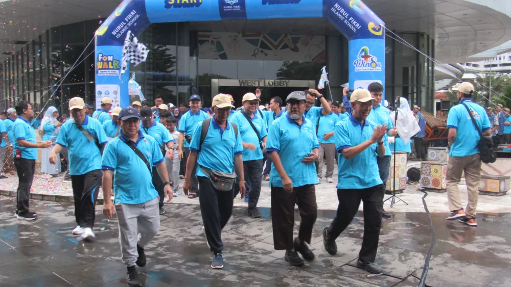 Together in Steps, Forever in Harmony: Fun Walk Jadi Simbol Kebersamaan Milad 4 Windu Nurul Fikri