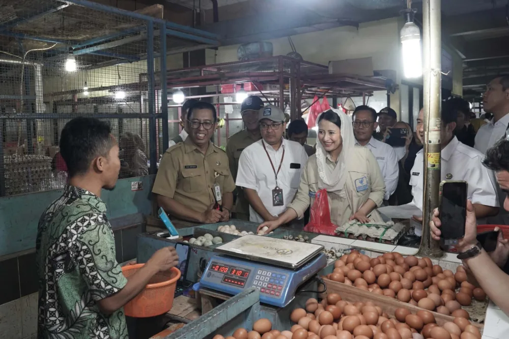 Berkunjung ke Pasar Cisalak Depok, Wamendag Roro Pastikan Harga Kebutuhan Pakok Terkendali Jelang Imlek dan Ramadhan