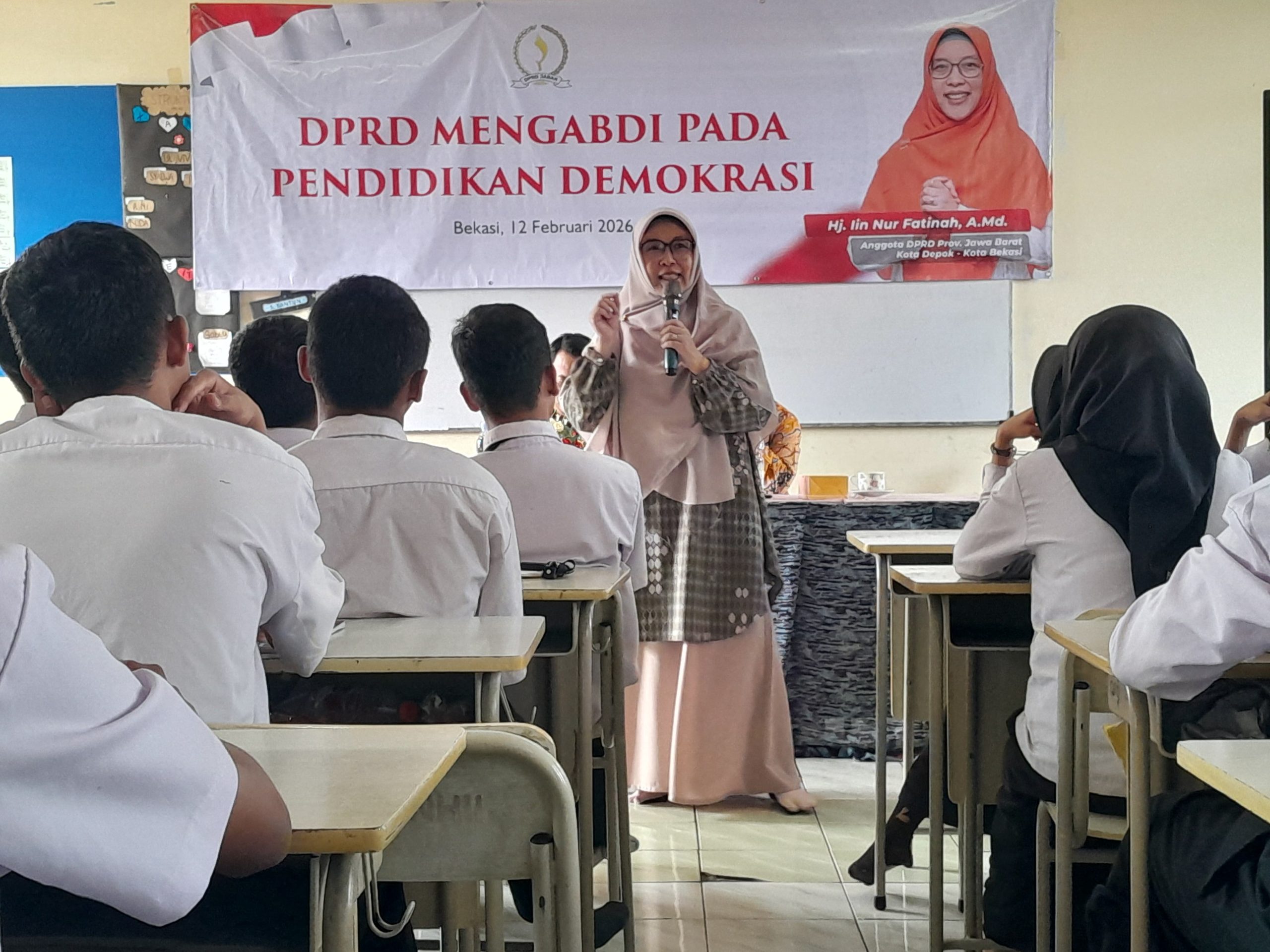 Tanamkan Nilai Demokrasi Sejak Dini, Hj. Iin Nur Fatinah Ajak Siswa SMK Nur Hikmah Aktif Berpartisipasi