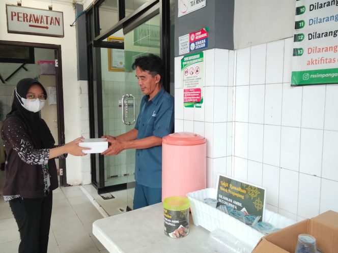 
					Rohis RS Simpangan Depok Rutin Gelar Berbagi Takjil dan Sediakan Sahur bagi Karyawan