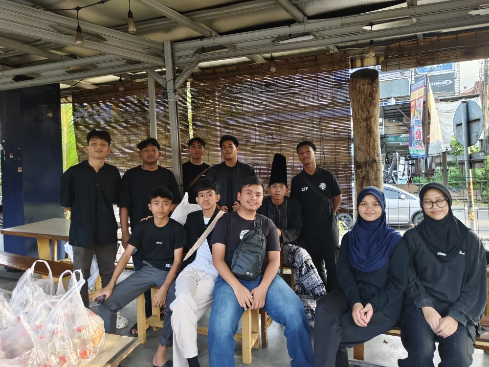Pelajar Lintas Sekolah di Depok Berbagi Takjil di Lampu Merah Kartini Bersama Green Venture Community