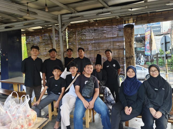 
					Pelajar Lintas Sekolah di Depok Berbagi Takjil di Lampu Merah Kartini Bersama Green Venture Community