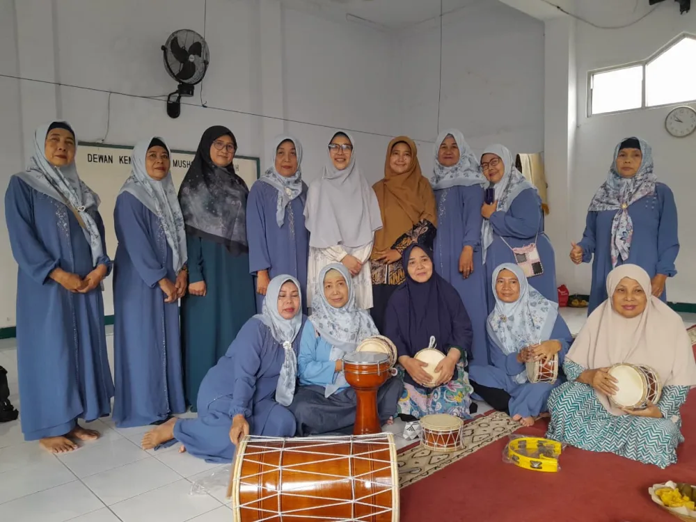 Iin Nur Fatinah Serahkan Bantuan Alat Marawis untuk Majelis Ta’lim Anni’mah Beji Timur