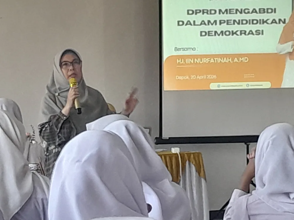 Iin Nur Fatinah Gelar Pendidikan Demokrasi di SMAN 14 Depok melalui Program DPRD Mengabdi