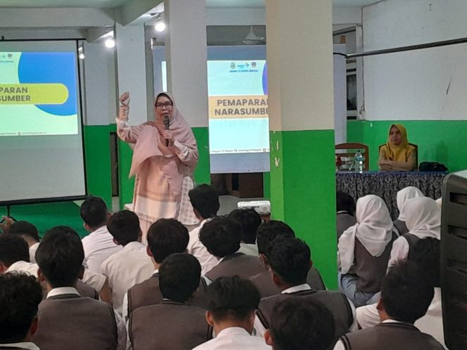 
					DPRD Mengabdi di SMAN 13 Depok, Hj. Iin Nur Fatinah Ajak Pelajar Pahami Demokrasi dan Politik